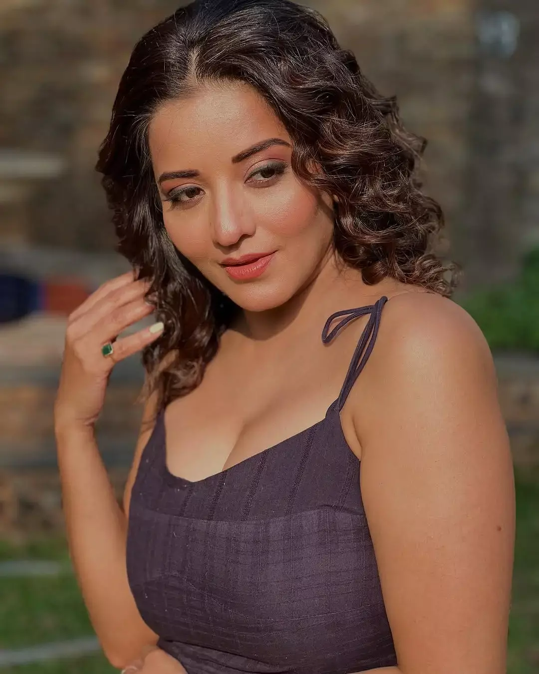 ब्लैक आउटफिट पहन भोजपुरी क्वीन Monalisa ने बिखेरी ऐसी अदाएं, फोटो देख गुस्सा यूजर्स बोले- शर्म तो ही नहीं...