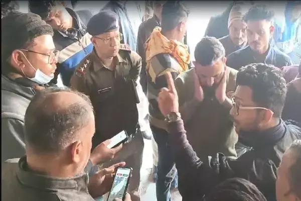 Mungeli-Rambod accident: मुंगेली-रामबोड़ हादसा, मुआवजा की मांग को लेकर मृतक के परिजनों ने सिम्स में मचाया हंगामा