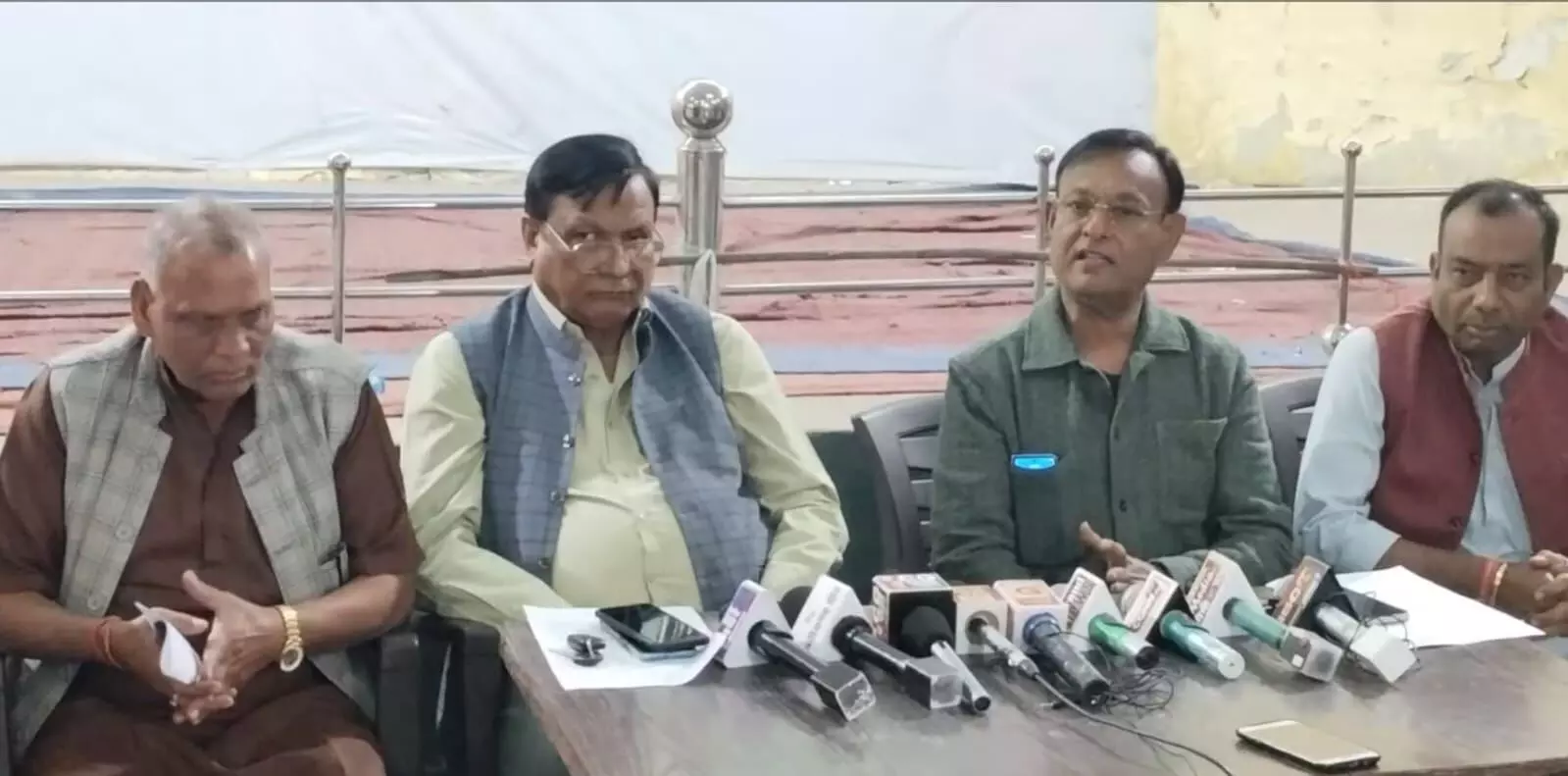 त्रि स्तरीय पंचायत चुनाव: ओबीसी आरक्षण को लेकर गरमाने लगी राजनीति, कांग्रेस ने बनाया मुद्दा और राज्य सरकार को घेरा त्रि स्तरीय पंचायत चुनाव: ओबीसी आरक्षण को लेकर गरमाने लगी राजनीति, कांग्रेस ने बनाया मुद्दा और राज्य सरकार को घेरा