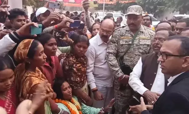 Chhattisgarh News: फ्लोरमैक्स से पीड़ित महिलाओं ने मंत्री नेताम के काफिले का किया घेराव, जमकर मचाया हंगामा Chhattisgarh News: फ्लोरमैक्स से पीड़ित महिलाओं ने मंत्री नेताम के काफिले का किया घेराव, जमकर मचाया हंगामा