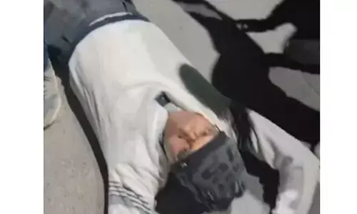 Balrampur News: भाजपा के जिला उपाध्यक्ष ने जमीन पर लेटकर मचाया हंगामा, पूर्व सीएम ने ट्वीट कर लिखा, जमीन पर लेटा है सुशासन