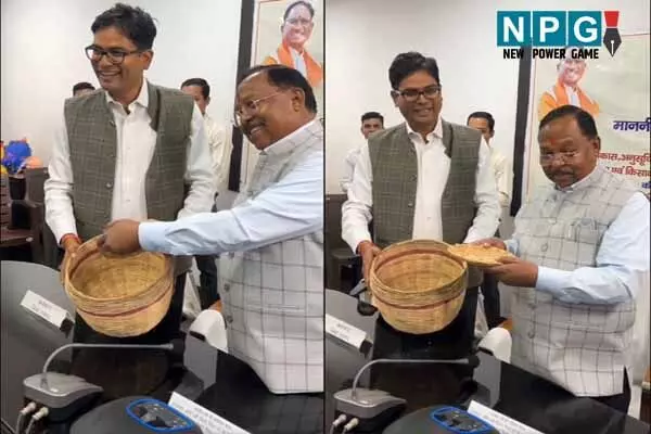 Cherchera: वित्त मंत्री ओपी चौधरी ने कृषि मंत्री से मांगा छेरछेरा...दिखी छत्तीसगढ़ी संस्कृति की झलक Cherchera: वित्त मंत्री ओपी चौधरी ने कृषि मंत्री से मांगा छेरछेरा...दिखी छत्तीसगढ़ी संस्कृति की झलक