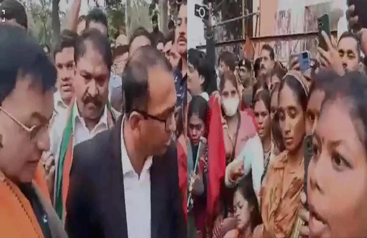 Korba News: मंत्री की फिसली जुबान, महिलाओं को बोले- हेकड़ी में रहोगे तो उठाकर बाहर फेंकवा देंगे, वायरल हुआ वीडियो Korba News: मंत्री की फिसली जुबान, महिलाओं को बोले- हेकड़ी में रहोगे तो उठाकर बाहर फेंकवा देंगे, वायरल हुआ वीडियो