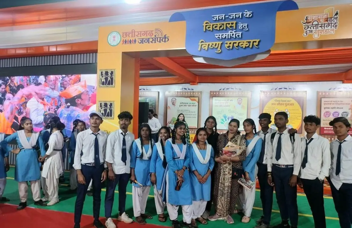 जनसंपर्क विभाग की प्रदर्शनी में आयोजित की जा रही क्विज प्रतियोगिता में युवाओं ने दिखाया उत्साह... जनसंपर्क विभाग की प्रदर्शनी में आयोजित की जा रही क्विज प्रतियोगिता में युवाओं ने दिखाया उत्साह...