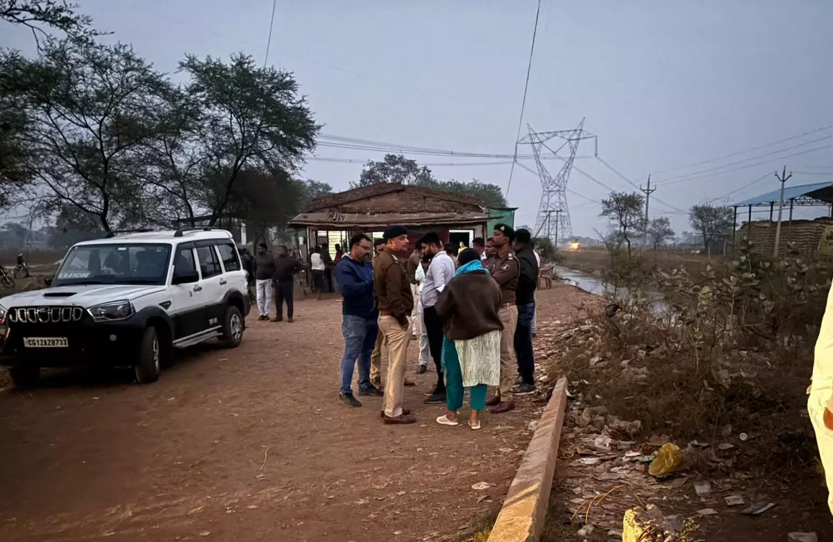 Chhattisgarh News: शराब भट्टी में लूट, कैश वैन के गार्ड को गोली मारकर 50 लाख लूट ले गये बदमाश... Chhattisgarh News: शराब भट्टी में लूट, कैश वैन के गार्ड को गोली मारकर 50 लाख लूट ले गये बदमाश...
