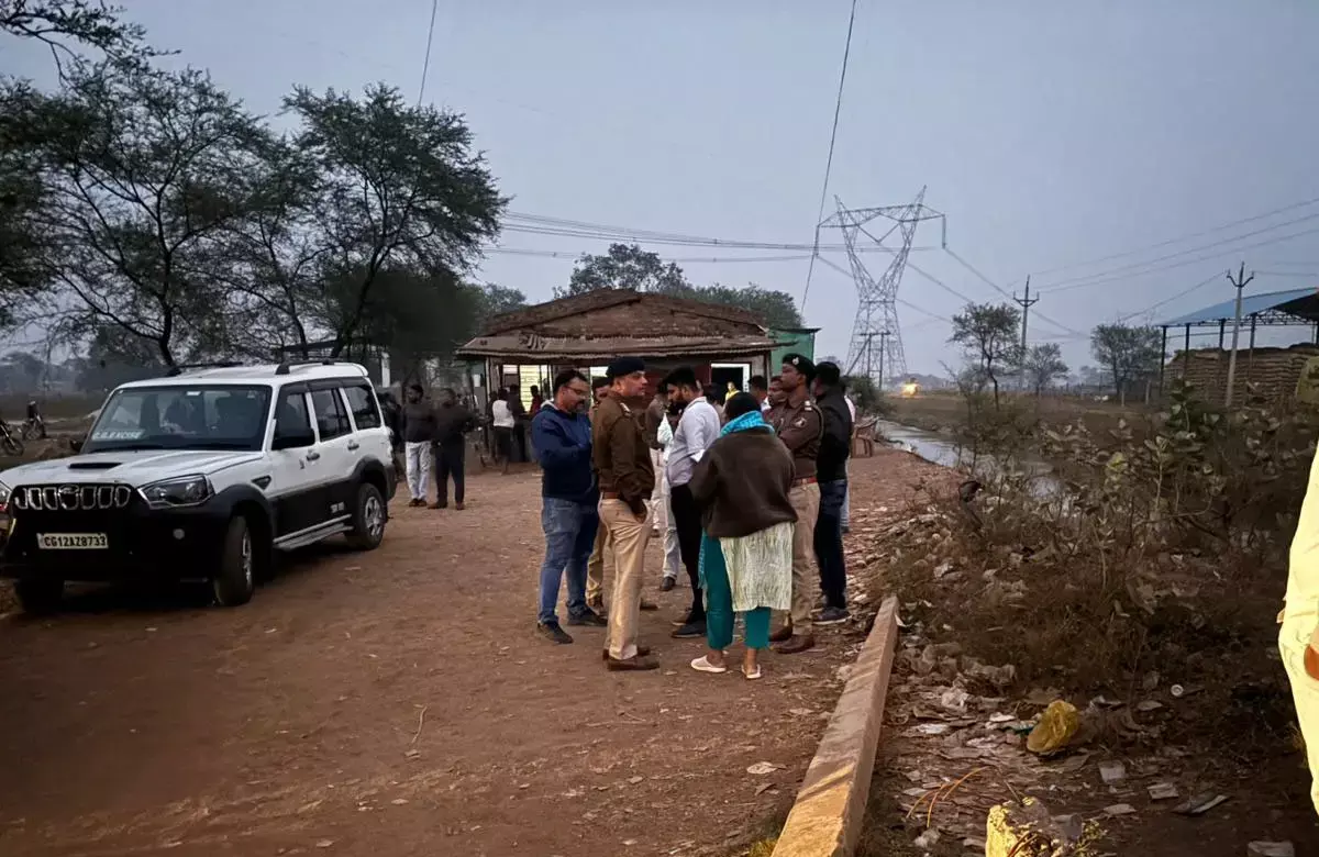 Chhattisgarh News: शराब भट्टी में लूट, कैश वैन के गार्ड को गोली मारकर 50 लाख लूट ले गये बदमाश...