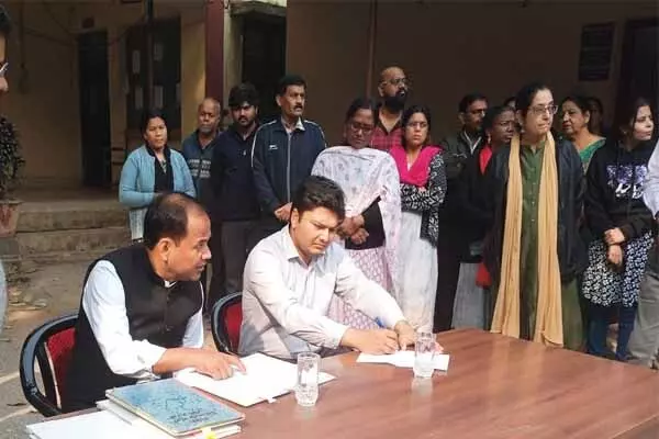 Raipur News: DEO कार्यालय में कलेक्टर ने लगाई क्लास: लेट से पहुंचने वालों पर कार्रवाई के निर्देश, देखिये वीडियो Raipur News: DEO कार्यालय में कलेक्टर ने लगाई क्लास: लेट से पहुंचने वालों पर कार्रवाई के निर्देश, देखिये वीडियो