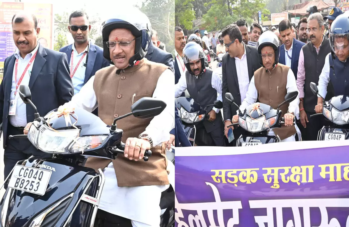 CM विष्णुदेव ने हेलमेट लगाकर चलायी बाईक, बोले-यातायात नियमों का करें अवश्य पालन... CM विष्णुदेव ने हेलमेट लगाकर चलायी बाईक, बोले-यातायात नियमों का करें अवश्य पालन...