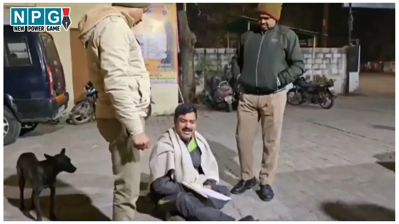 Jhansi Inspector Viral Video: जमीन पर बैठकर बच्चों की तरह रोने लगे इंस्पेक्टर साहब, कहा- छुट्‌टी मांगी तो RI ने प्राईवेट पार्ट पर मारी लात, गालियां दी