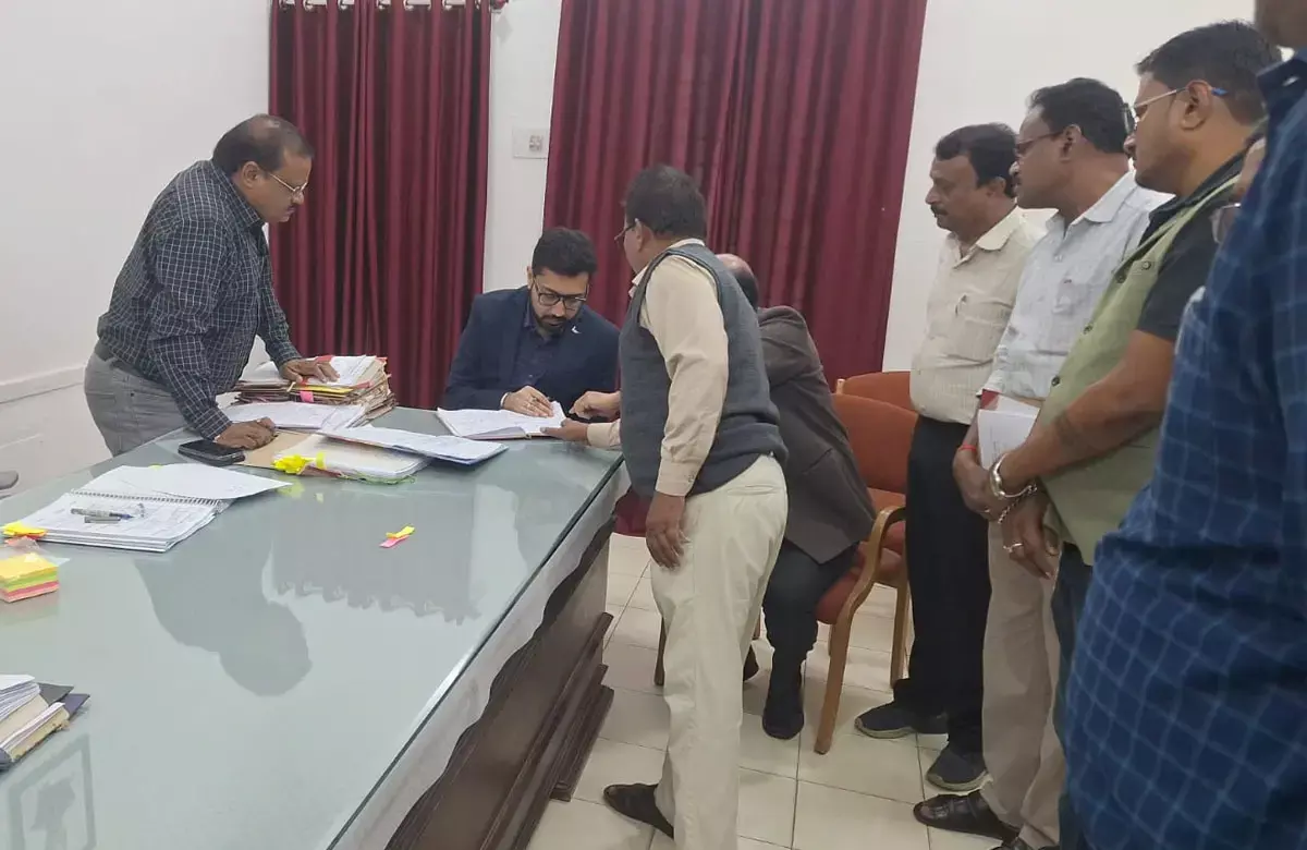 Chhattisgarh News: कलेक्टर सुबह-सुबह पहुंच गए हाजिरी लेने...अनुपस्थित अधिकारी-कर्मचारियों पर भड़के, कटेगा वेतन