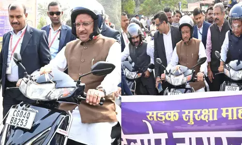 CM विष्णुदेव ने हेलमेट लगाकर चलायी बाईक, बोले-यातायात नियमों का करें अवश्य पालन...