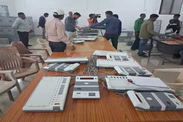 Chhattisgarh News: हैदराबाद से पहुंची टीम चल रही ईवीएम की टेस्टिंग: निकाय चुनाव की तैयारी में जुटा आयोग, कल होगा मतदाता सूची का प्रकाशन Chhattisgarh News: हैदराबाद से पहुंची टीम चल रही ईवीएम की टेस्टिंग: निकाय चुनाव की तैयारी में जुटा आयोग, कल होगा मतदाता सूची का प्रकाशन