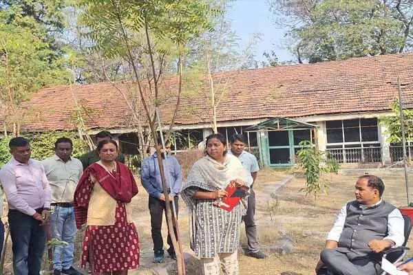 Raipur News: कलेक्टर ने किया औचक निरीक्षण: ली हाजिरी, कर्मचारियों की उपस्थिति पर दिए सख्त निर्देश