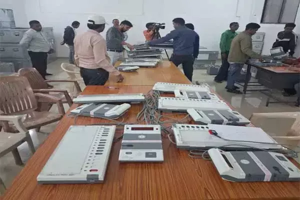 Chhattisgarh News: हैदराबाद से पहुंची टीम चल रही ईवीएम की टेस्टिंग: निकाय चुनाव की तैयारी में जुटा आयोग, कल होगा मतदाता सूची का प्रकाशन