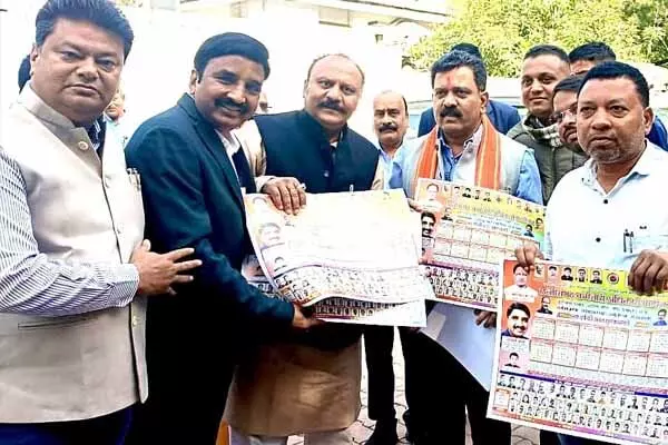 Chhattisgarh News: फेडरेशन ने डिप्टी सीएम को सौंपा ज्ञापन: महंगाई भत्ते सहित पांच सूत्रीय मांग, शर्मा ने किया कैलेंडर का विमोचन Chhattisgarh News: फेडरेशन ने डिप्टी सीएम को सौंपा ज्ञापन: महंगाई भत्ते सहित पांच सूत्रीय मांग, शर्मा ने किया कैलेंडर का विमोचन
