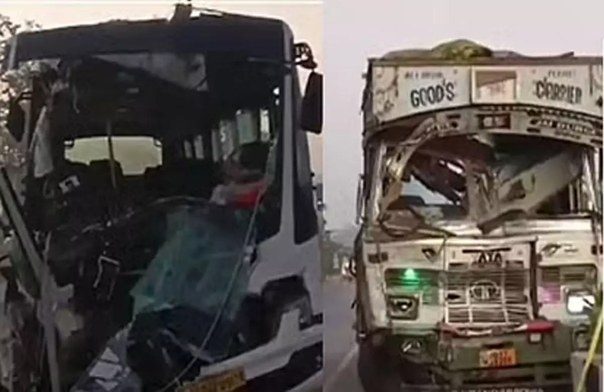 CG School Bus Accident: स्कूली बच्चों से भरी बस की ट्र्क से भीषण टक्कर, शिक्षक व चालक की मौत, 30 बच्चे घायल... CG School Bus Accident: स्कूली बच्चों से भरी बस की ट्र्क से भीषण टक्कर, शिक्षक व चालक की मौत, 30 बच्चे घायल...