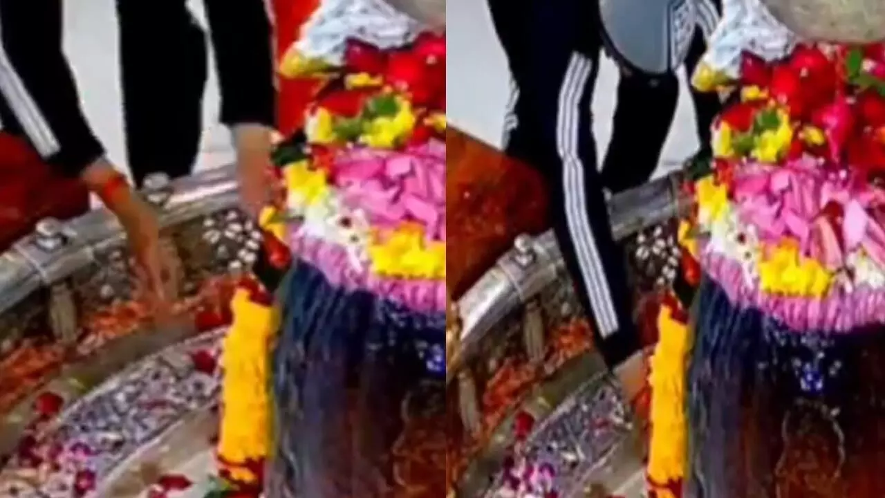 Ujjain News: महाकालेश्वर मंदिर के प्रतिबंधित गर्भगृह में घुसा युवक, 2 कर्मचारियों को नोटिस, 2 सुरक्षाकर्मी को हटाने के लिए जारी नोटिस... Ujjain News: महाकालेश्वर मंदिर के प्रतिबंधित गर्भगृह में घुसा युवक, 2 कर्मचारियों को नोटिस, 2 सुरक्षाकर्मी को हटाने के लिए जारी नोटिस...