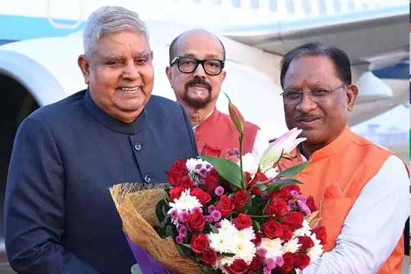 CG News: छत्‍तीसगढ़ पहुंचे उपराष्ट्रपति: एयरपोर्ट पर राज्यपाल और मुख्यमंत्री ने किया आत्मीय स्वागत