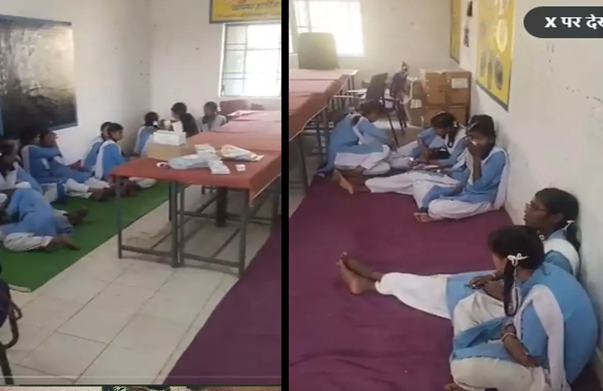 CG School News: स्कूल की 30 छात्राएं अचानक हुई बेहोश, चक्कर और उल्टी की शिकायत, हड़कंप... CG School News: स्कूल की 30 छात्राएं अचानक हुई बेहोश, चक्कर और उल्टी की शिकायत, हड़कंप...