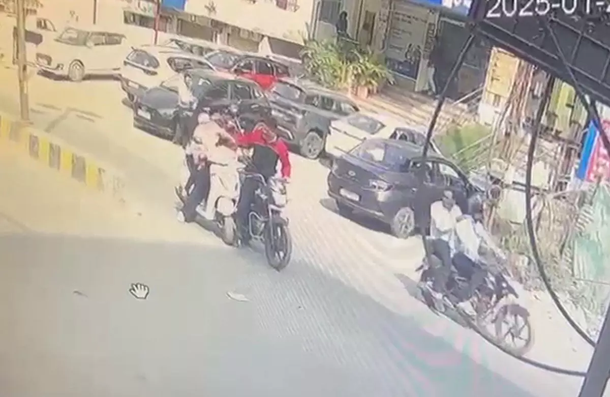 Raipur News: पुलिसकर्मी की बाइक से स्कूटी टकराई, गुस्साए पुलिसकर्मी ने मारा घूंसा, वीडियो वायरल