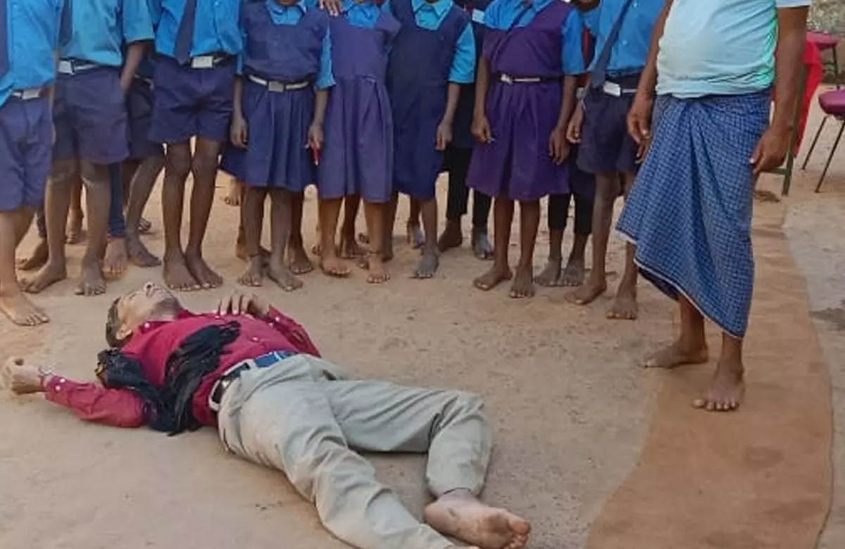 Kanker Teacher News: बच्चों के धान को बेचकर शराब पी गया शिक्षक, वीडियो वायरल...