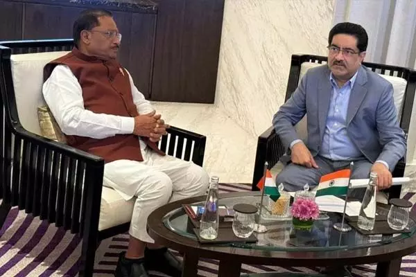 Investor Connect: मुख्यमंत्री की कुमारमंगलम बिड़ला से मुलाकात: छत्तीसगढ़ में निवेश की संभावनाओं पर हुई विस्तार से चर्चा Investor Connect: मुख्यमंत्री की कुमारमंगलम बिड़ला से मुलाकात: छत्तीसगढ़ में निवेश की संभावनाओं पर हुई विस्तार से चर्चा