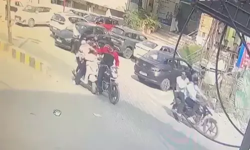 Raipur News: पुलिसकर्मी की बाइक से स्कूटी टकराई, गुस्साए पुलिसकर्मी ने मारा घूंसा, वीडियो वायरल