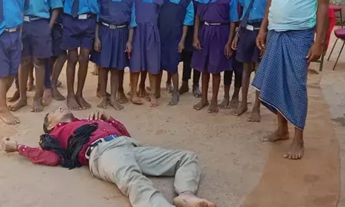 Kanker Teacher News: बच्चों के धान को बेचकर शराब पी गया शिक्षक, वीडियो वायरल...