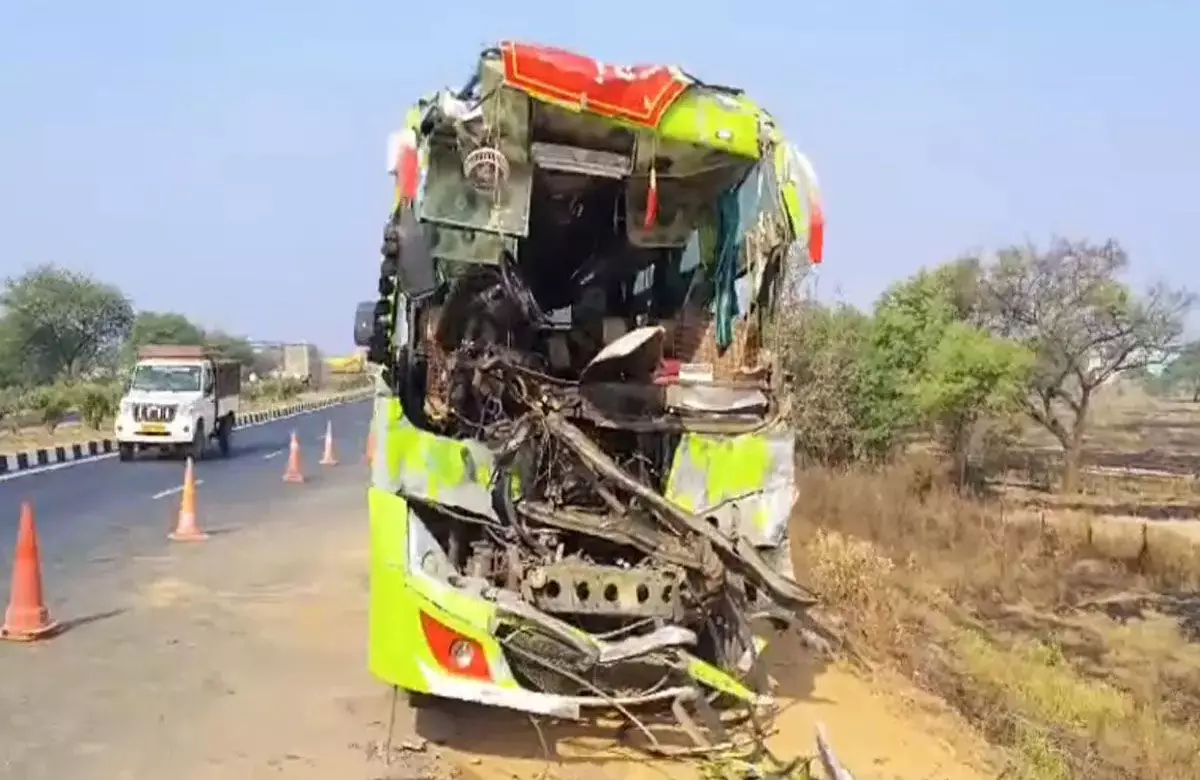 Mahasamund Road Accident: खड़े ट्रक से बस टकराई, 1 बच्ची की मौत, 43 यात्री घायल, मुख्यमंत्री ने जताया दुःख... Mahasamund Road Accident: खड़े ट्रक से बस टकराई, 1 बच्ची की मौत, 43 यात्री घायल, मुख्यमंत्री ने जताया दुःख...