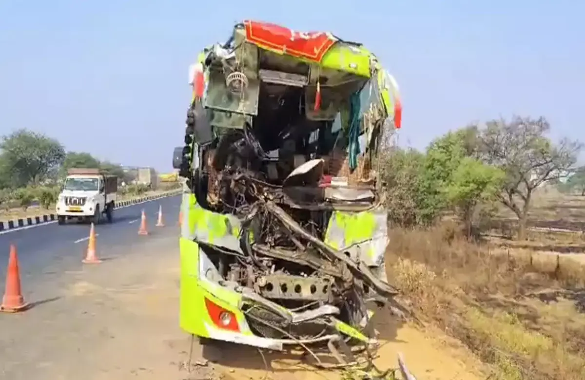 Mahasamund Road Accident: खड़े ट्रक से बस टकराई, 1 बच्ची की मौत, 43 यात्री घायल, मुख्यमंत्री ने जताया दुःख...