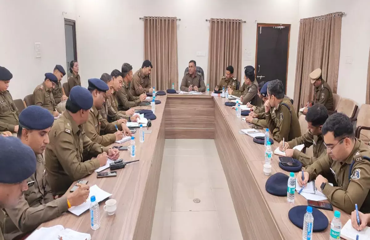 Raipur Crime: आईजी अमरेश मिश्रा ने बुलाई रेंज एसपी, एएसपी, डीएसपी की बैठक, बोले-चुनाव के दौरान शांति भंग करने वालों पर करें सख्त कार्रवाई...
