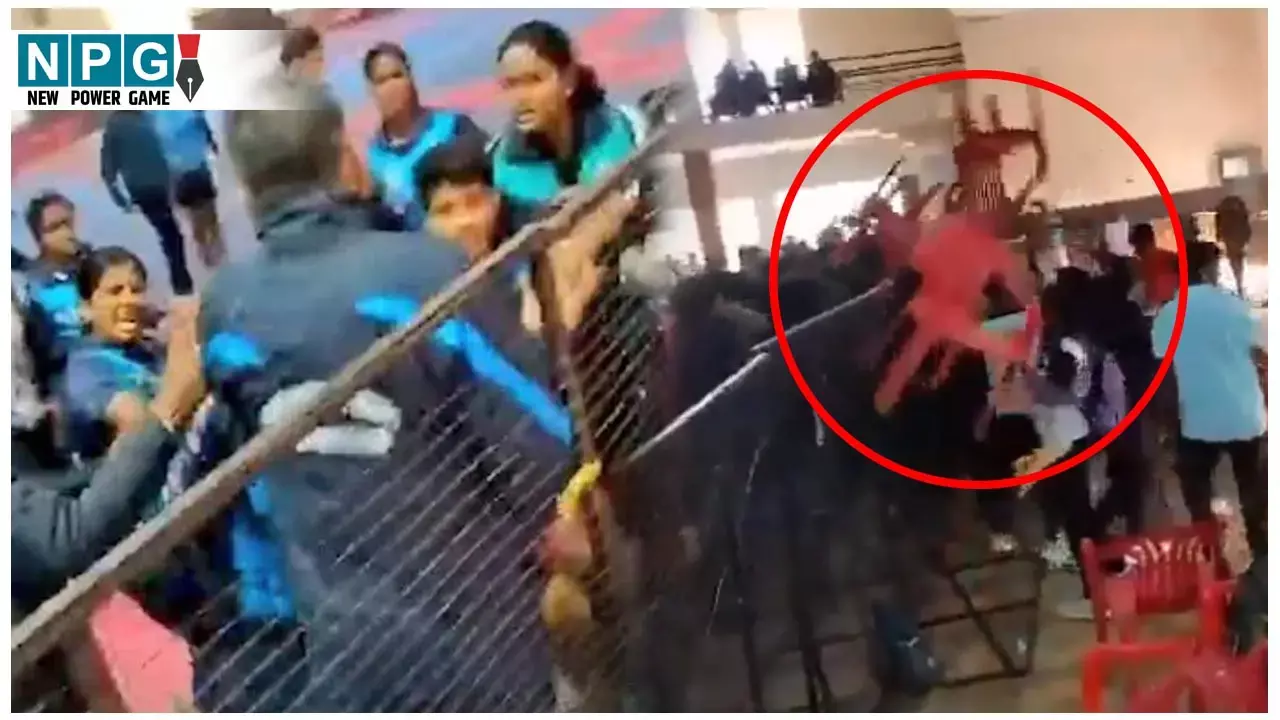 Kabaddi Match Fight Video: कबड्डी मैच में शर्मनाक घटना: चले लात-घूंसे, फेंकी एक-दूसरे पर कुर्स‍ियां, महिला ख‍िलाड़‍ियों पर हुआ बड़ा हमला...