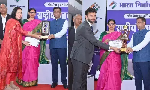 Chhattisgarh News: PHOTO में देखिये उत्कृष्ट अफसरों का सम्मान, राष्ट्रीय मतदाता दिवस, निर्वाचन कार्यों में उत्कृष्ट योगदान देने वाले अधिकारी-कर्मचारी हुए सम्मानित