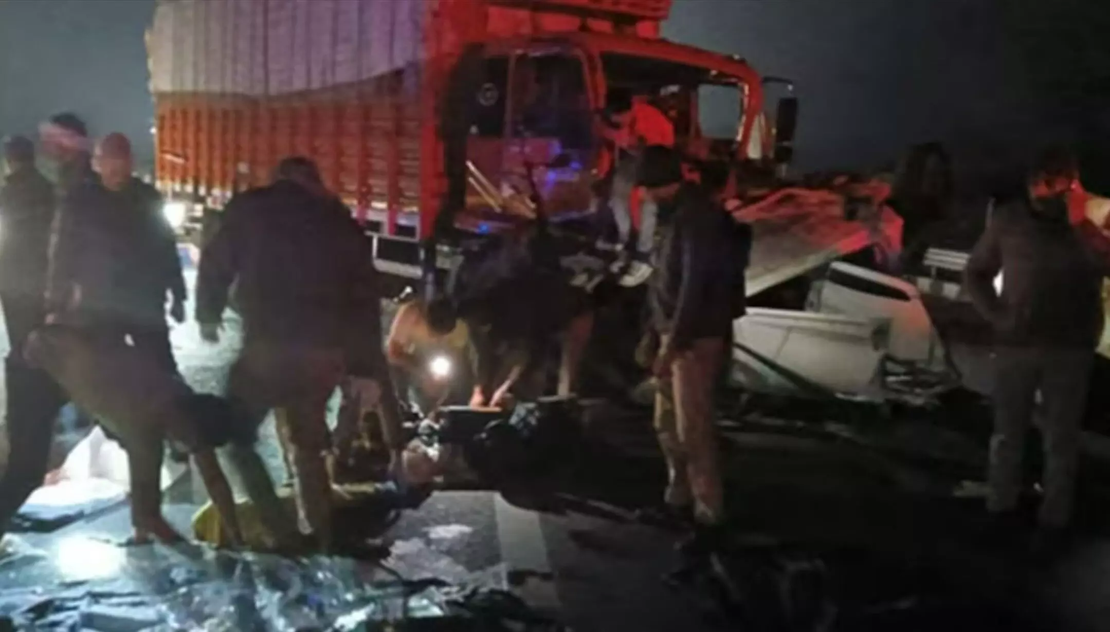 Agra Road Accident: महाकुंभ लौट रहे एक ही परिवार के 4 लोगों की मौत, बेकाबू कार कैंटर से टकराई