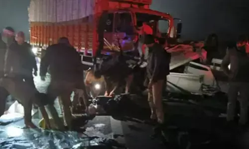 Agra Road Accident: महाकुंभ लौट रहे एक ही परिवार के 4 लोगों की मौत, बेकाबू कार कैंटर से टकराई