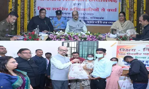 राज्यपाल रमेन डेका की अध्यक्षता में गरियाबंद कलेक्टोरेट सभाकक्ष में अधिकारियों से चर्चा की...