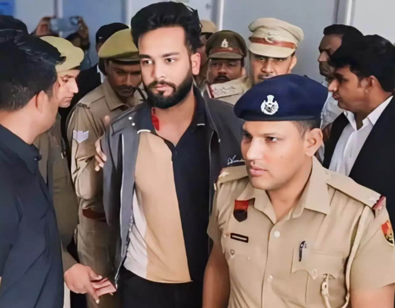 Elvish Yadav News: फिर खड़ी हुई फेमस यूट्यूबर एल्विश यादव की खटिया, कोर्ट ने दिया FIR दर्ज करने का आदेश... Elvish Yadav News: फिर खड़ी हुई फेमस यूट्यूबर एल्विश यादव की खटिया, कोर्ट ने दिया FIR दर्ज करने का आदेश...