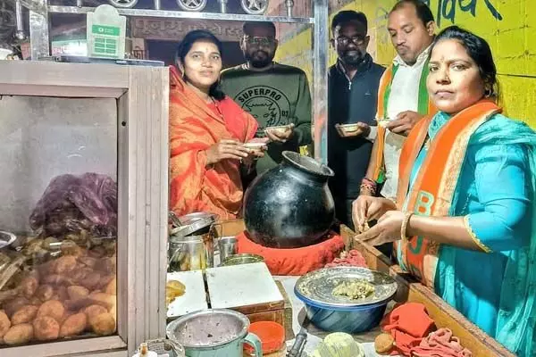 CG Election 2025: चाय वाला के बाद अब BJP ने गुपचुप वाली को दिया टिकट CG Election 2025: चाय वाला के बाद अब BJP ने गुपचुप वाली को दिया टिकट