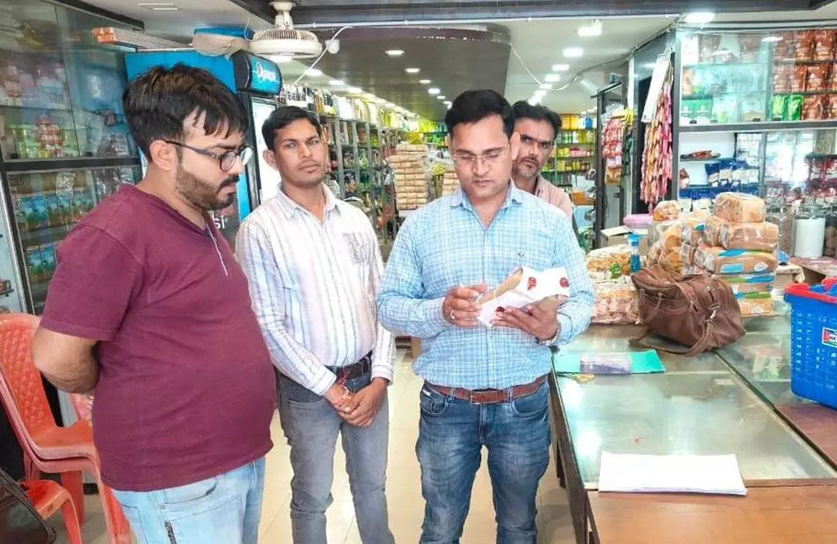 बेमेतरा में खाद्य विभाग का छापा, 6 प्रतिष्ठानों पर 16.50 लाख का अर्थदण्ड... बेमेतरा में खाद्य विभाग का छापा, 6 प्रतिष्ठानों पर 16.50 लाख का अर्थदण्ड...