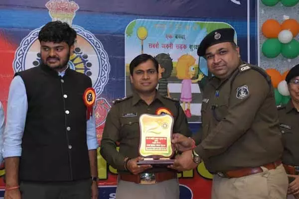 Mungeli News: मुंगेली पुलिस की पहल: गली-मोहल्ले में घूम-घूमकर लोगों को यातायात नियमों का पालन करने किया प्रेरित Mungeli News: मुंगेली पुलिस की पहल: गली-मोहल्ले में घूम-घूमकर लोगों को यातायात नियमों का पालन करने किया प्रेरित