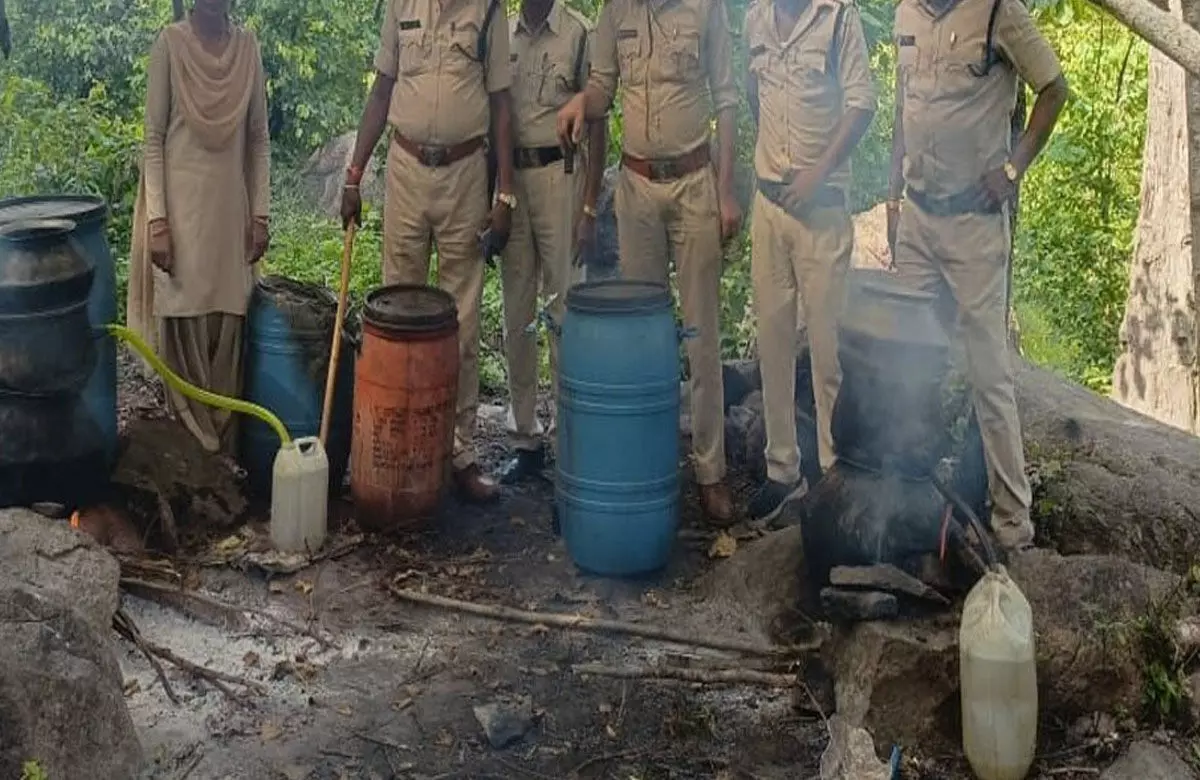 Balrampur News: 22 लीटर अवैध महुआ शराब और 150 किलोग्राम महुआ लाहन जब्त... Balrampur News: 22 लीटर अवैध महुआ शराब और 150 किलोग्राम महुआ लाहन जब्त...