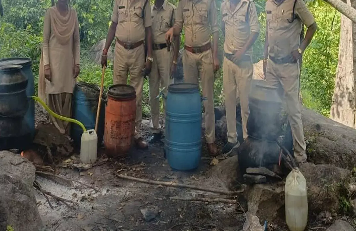 Balrampur News: 22 लीटर अवैध महुआ शराब और 150 किलोग्राम महुआ लाहन जब्त...
