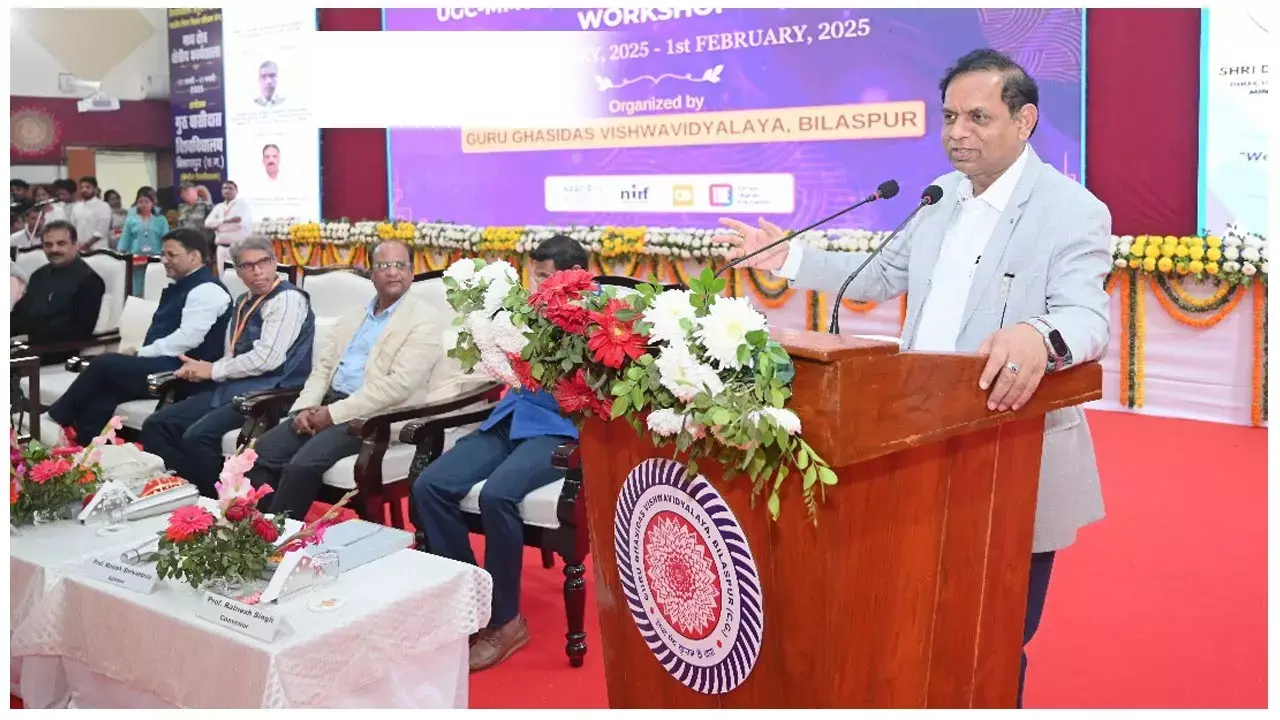 Prof. Alok Kumar Chakrawal: शिक्षकों पर राष्ट्र निर्माण की अहम जिम्मेदारी, समाज में आदर्श स्थापित करें: कुलपति प्रो. चक्रवाल...