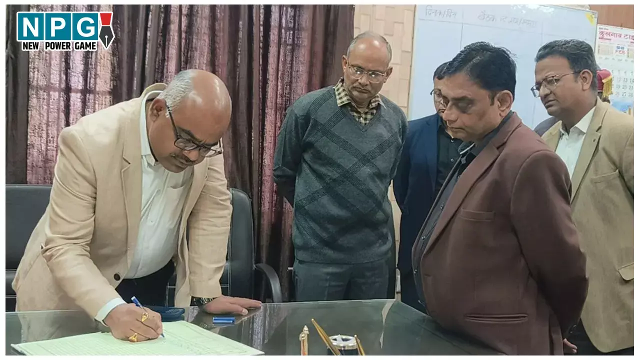 Kanpur DM News: मौज कर रहे थे सरकारी स्टाफ, तभी पहुंच गए DM साहब, CMO समेत 34 कर्मचारी का रोका वेतन
