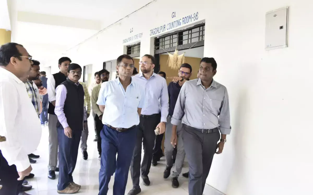 Chhattisgarh News: राज्य निर्वाचन आयुक्त अजय सिंह ने किया स्ट्रांग रूम का निरीक्षण, तैयारियों का लिया जायजा