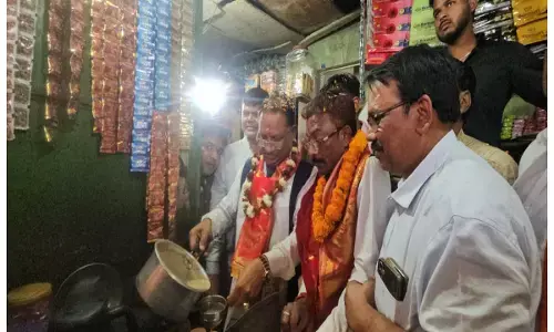 CM Vishnudeo Sai: जब CM ने बनाई अदरक वाली कड़क चाय चुस्की लेकर लोग बोले... वाह सीएम साहब, आपने क़्या चाय बनाई...