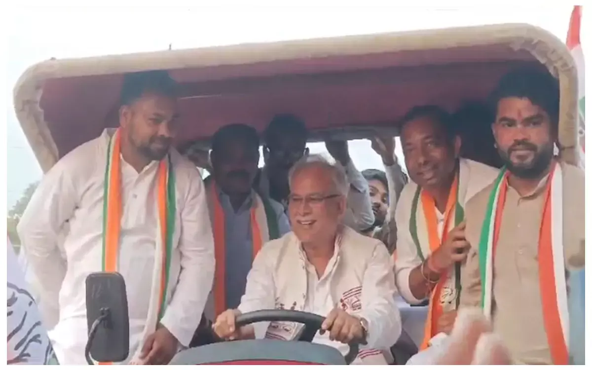 Bilaspur News: प्रशासन ने नहीं दी अनुमति, पूर्व सीएम ने निकाली ट्रैक्टर रैली, ड्राइविंग सीट पर नजर आए भूपेश बघेल
