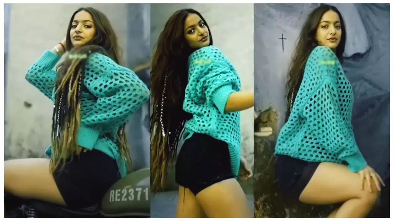 Mahakumbh Monalisa AI Video: लहंगा चोली छोड़ शॉर्ट ड्रेस में डांस करती दिखी Viral Girl, बदल गई मोनालिसा की पूरी किस्मत!...
