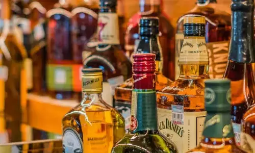 UP Liquor Policy: योगी सरकार की नई आबकारी नीति, UP में शराब पीना हो जाएगा महंगा, एक ही दुकान में मिलेगी बीयर और अंग्रेजी शराब