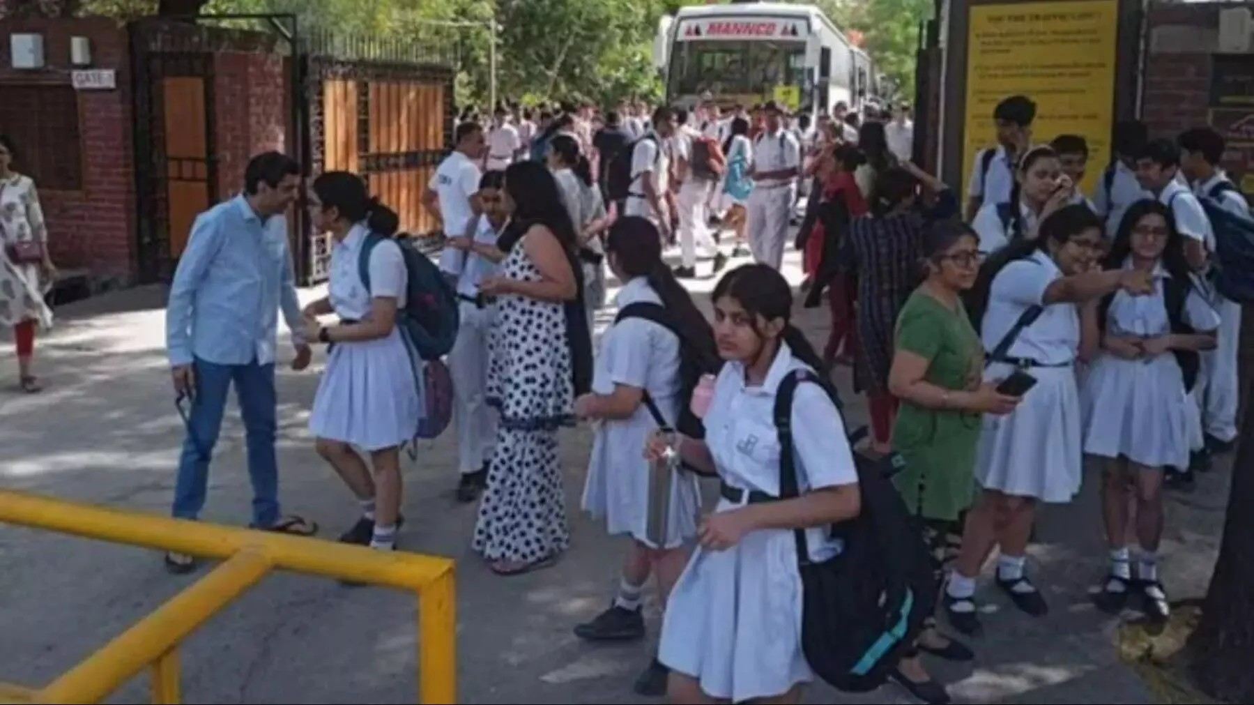 Bomb Threat: Delhi-NCR के इन स्कूलों को मिली बम से उड़ाने की धमकी, मचा हडकंप, पुलिस ने शुरू की जांच Bomb Threat: Delhi-NCR के इन स्कूलों को मिली बम से उड़ाने की धमकी, मचा हडकंप, पुलिस ने शुरू की जांच